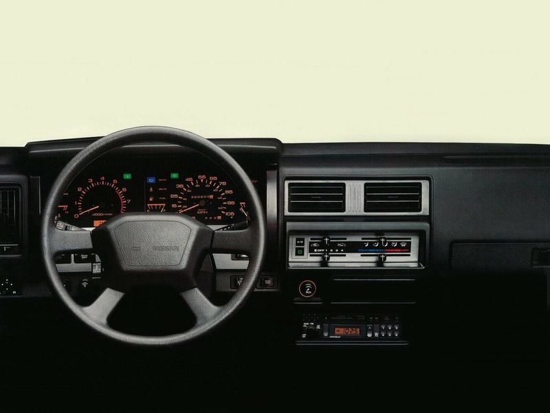 Nissan Pathfinder I، دفع رباعي 3 أبواب — لوحة القيادة