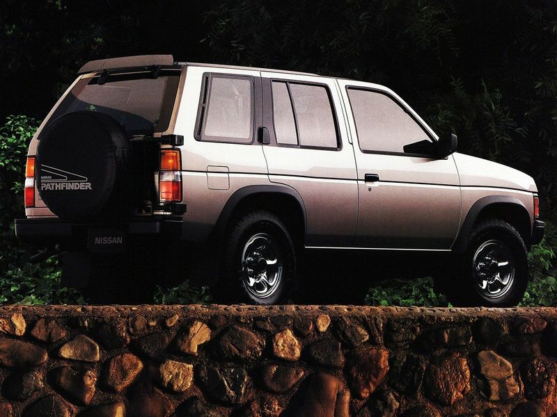 Nissan Pathfinder I، دفع رباعي 5 أبواب — منظر خلفي أيمن