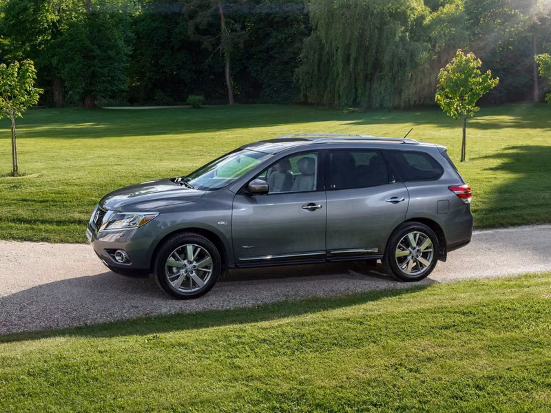 Nissan Pathfinder رابعاً، دفع رباعي 5 أبواب — منظر أمامي أيمن