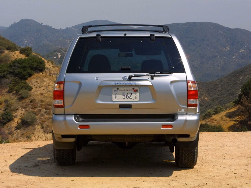 Nissan Pathfinder ثانياً، دفع رباعي 5 أبواب — منظر خلفي