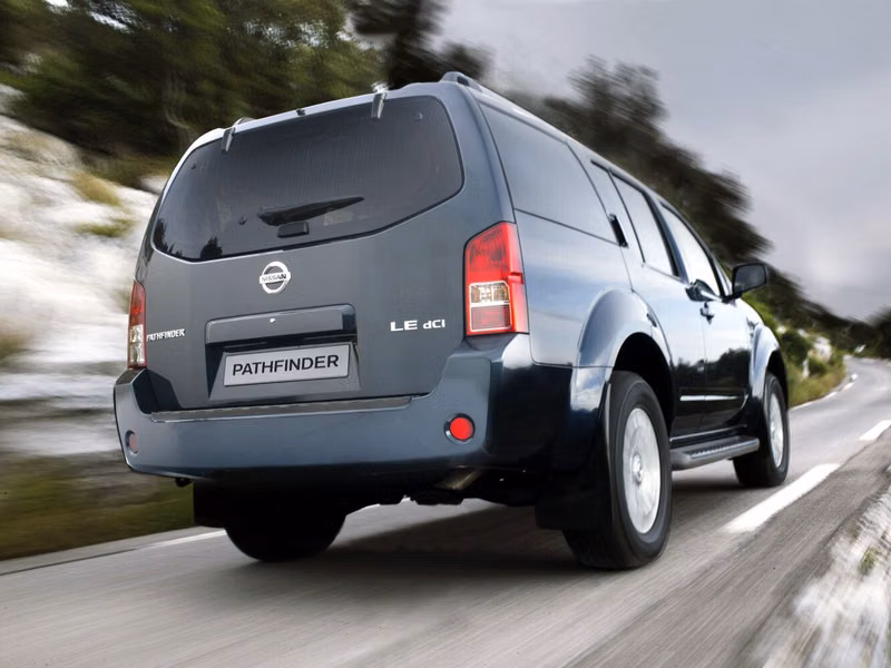 Nissan Pathfinder ثالثاً، دفع رباعي 5 أبواب — منظر خلفي أيمن