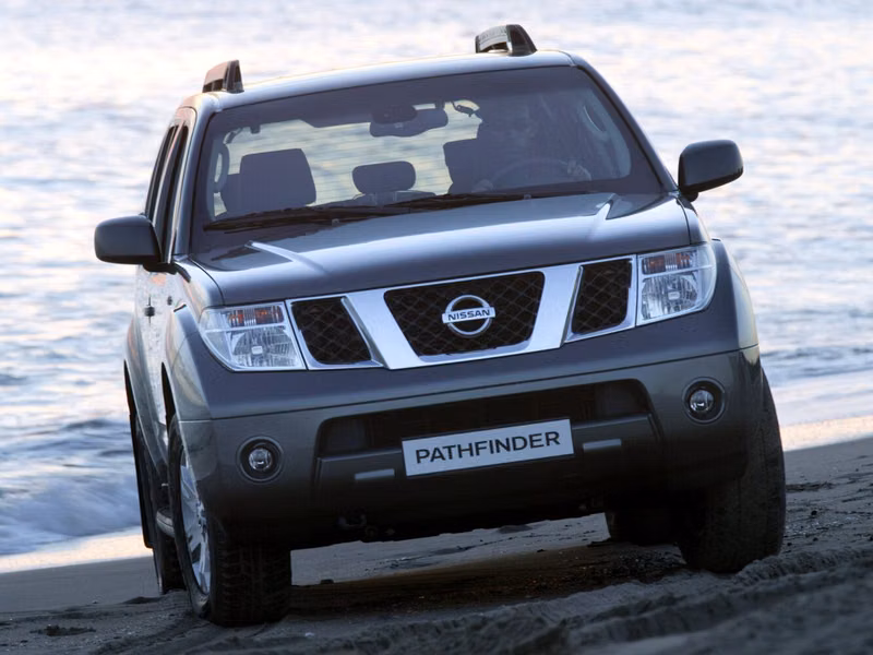 Nissan Pathfinder ثالثاً، دفع رباعي 5 أبواب — منظر أمامي