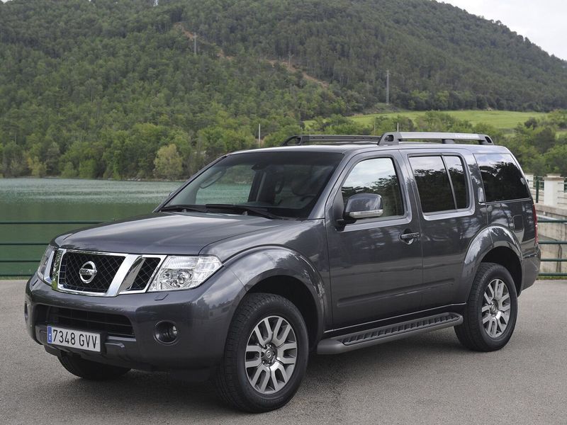 Nissan Pathfinder ثالثاً فيس ليفت، دفع رباعي 5 أبواب — منظر أمامي أيسر