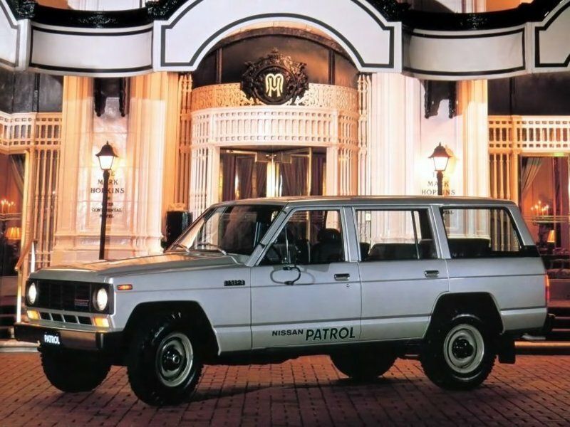 Nissan Patrol ثالثًا (K160، K260)، دفع رباعي 5 أبواب — منظر أمامي أيسر