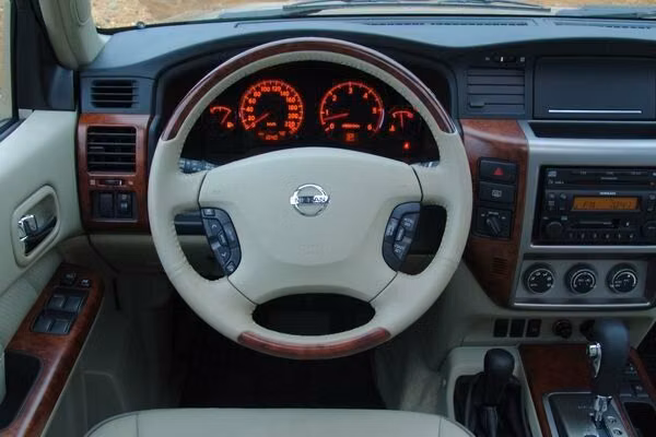 Nissan Patrol عملية فيس ليفت V (Y61)، دفع رباعي 3 أبواب — منطقة السائق