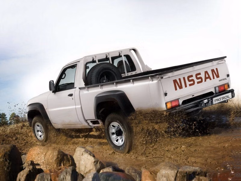Nissan Patrol عملية فيس ليفت V (Y61)، بيك أب بكابينة مفردة — منظر خلفي أيسر