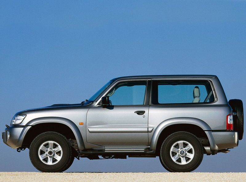 Nissan Patrol V (Y61)، دفع رباعي 3 أبواب — منظر من الجانب الأيسر