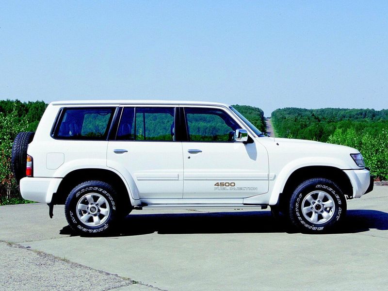 Nissan Patrol V (Y61)، دفع رباعي 5 أبواب — منظر من الجانب الأيسر