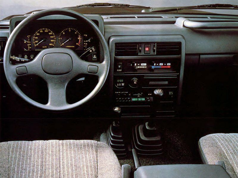 Nissan Patrol IV (Y60)، دفع رباعي 5 أبواب — لوحة القيادة
