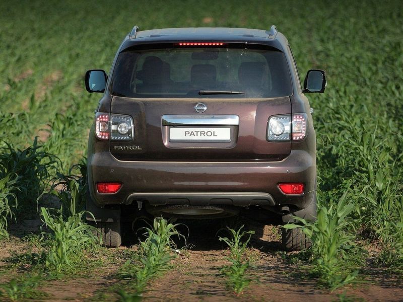 Nissan Patrol السادس (Y62)، دفع رباعي 5 أبواب — منظر خلفي