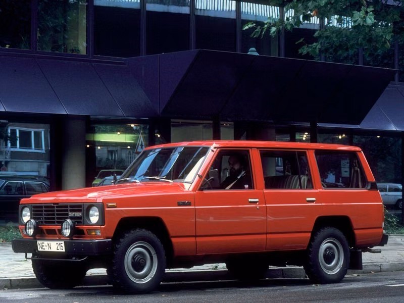 Nissan Patrol ثالثًا (K160، K260)، دفع رباعي 5 أبواب — منظر أمامي أيمن