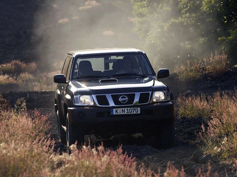 Nissan Patrol عملية فيس ليفت V (Y61)، دفع رباعي 3 أبواب — منظر أمامي