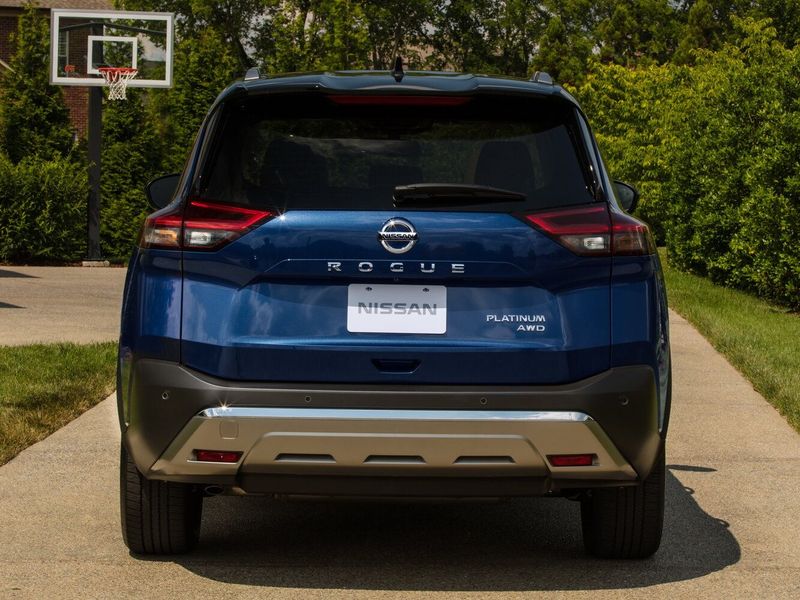 Nissan Rogue ثالثاً، دفع رباعي 5 أبواب — منظر خلفي