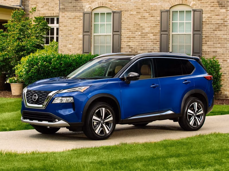 Nissan Rogue ثالثاً، دفع رباعي 5 أبواب — منظر أمامي أيمن