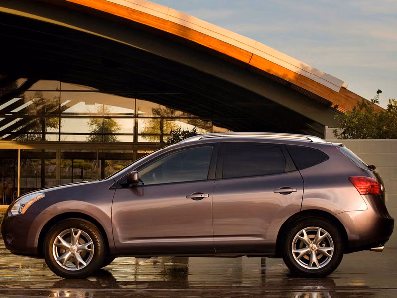 Nissan Rogue I، دفع رباعي 5 أبواب — منظر من الجانب الأيسر