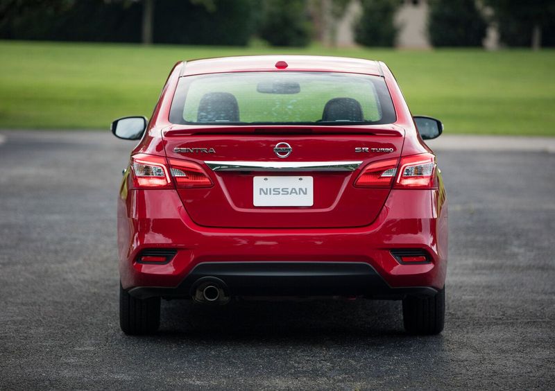 Nissan Sentra عملية فيس ليفت VII (B17)، سيدان — منظر خلفي