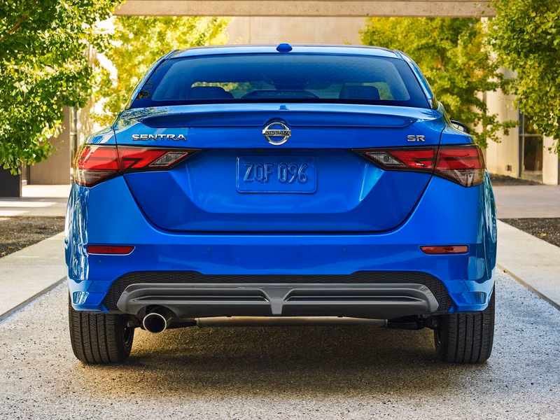 Nissan Sentra ثامناً (B18)، سيدان — منظر خلفي