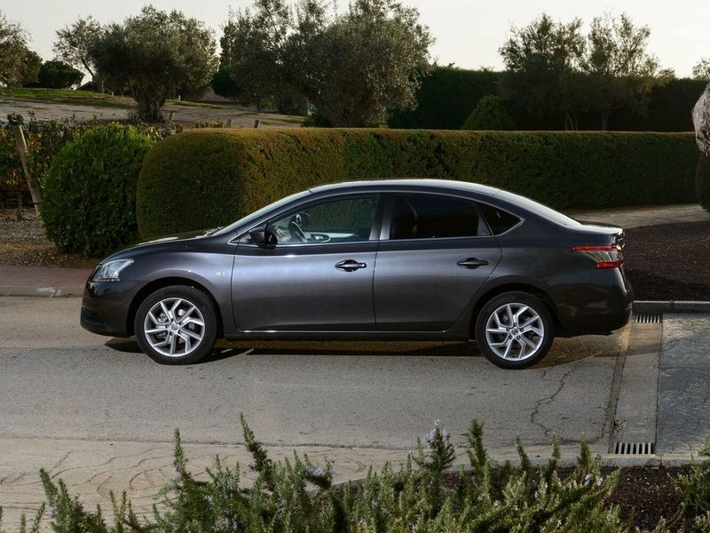 Nissan Sentra سابعاً (B17)، سيدان — منظر من الجانب الأيسر