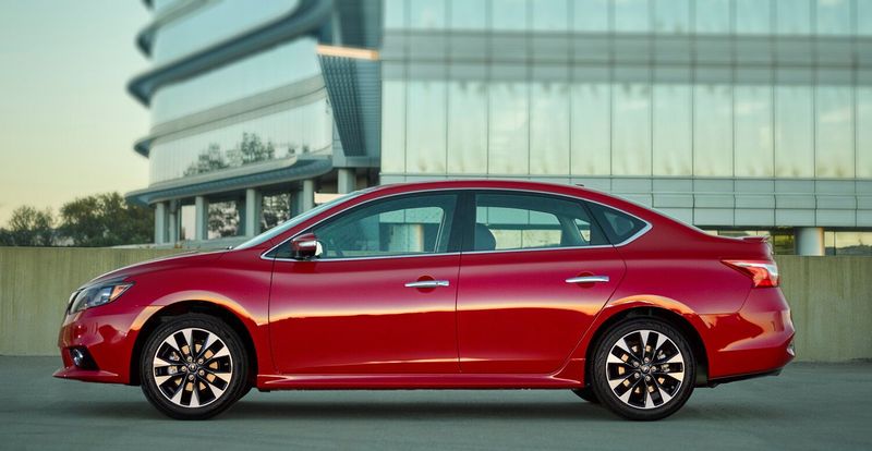 Nissan Sentra عملية فيس ليفت VII (B17)، سيدان — منظر من الجانب الأيسر