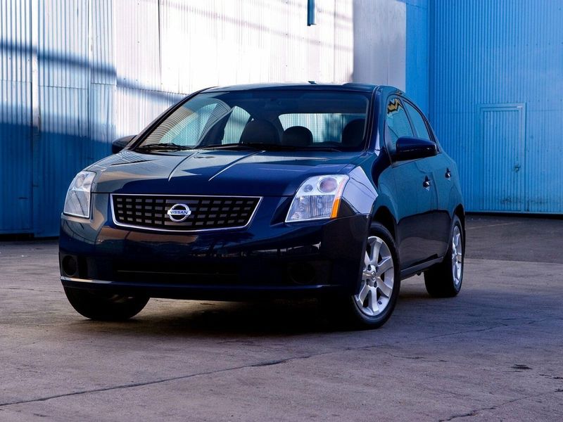 Nissan Sentra سادساً (B16)، سيدان — منظر أمامي أيمن