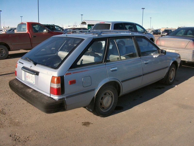 Nissan Sentra I (B11)، واجون 5 أبواب — منظر خلفي أيمن