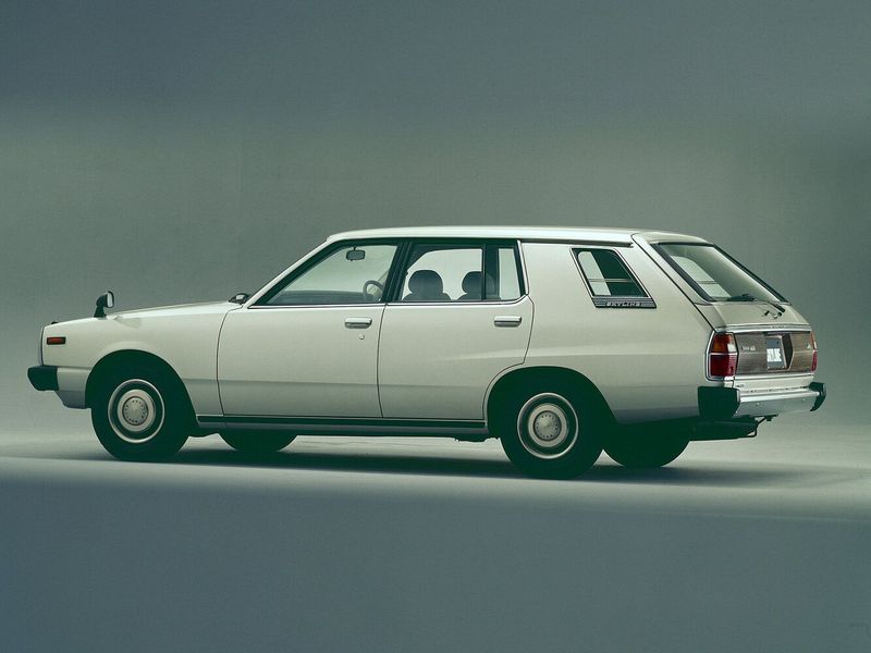 Nissan Skyline V (C210)، واجون 5 أبواب — منظر خلفي أيسر