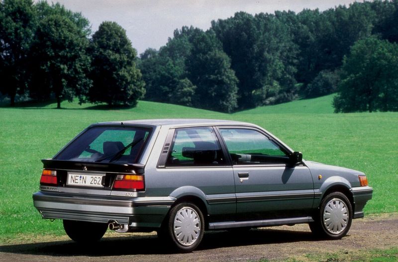 Nissan Sunny N13، هاتشباك 3 أبواب — منظر خلفي أيمن