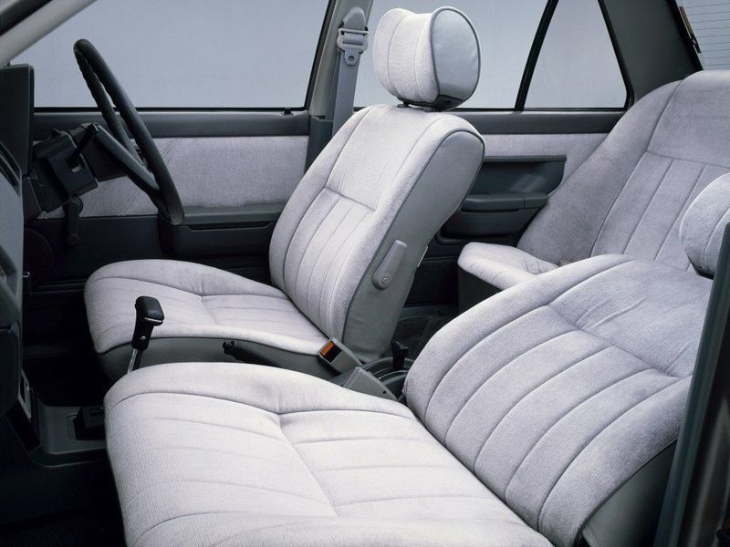 Nissan Sunny B11، سيدان — المقاعد الأمامية