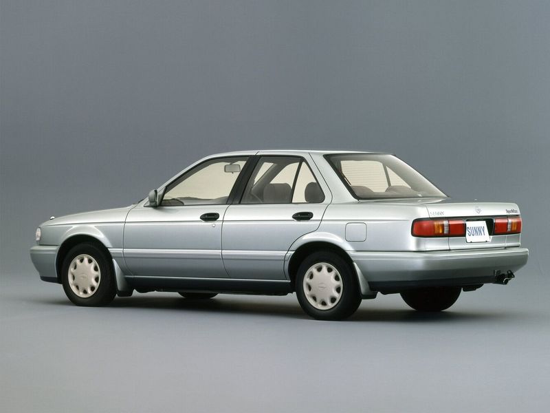 Nissan Sunny B13، سيدان — منظر خلفي أيسر