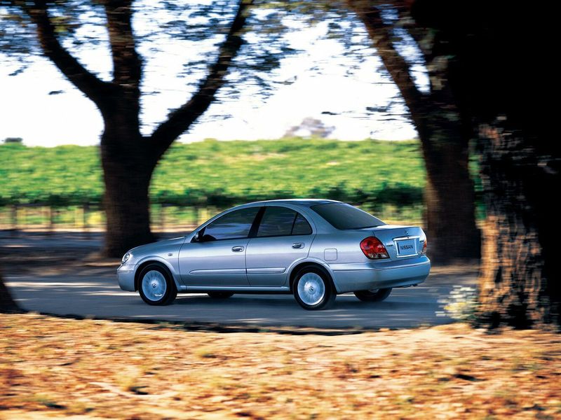 Nissan Sunny N16، سيدان Asian Market — منظر خلفي أيمن