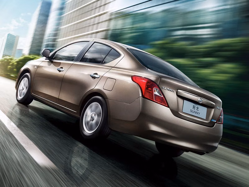 Nissan Sunny N17، سيدان — منظر خلفي بزاوية ثلاثة أرباع