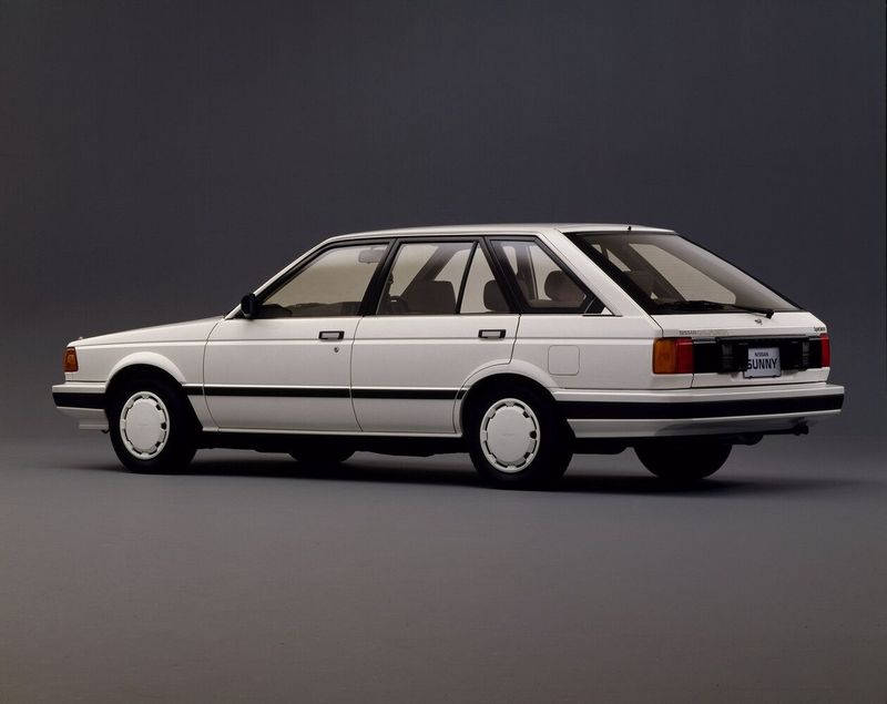 Nissan Sunny B12، واجون 5 أبواب — منظر خلفي أيسر