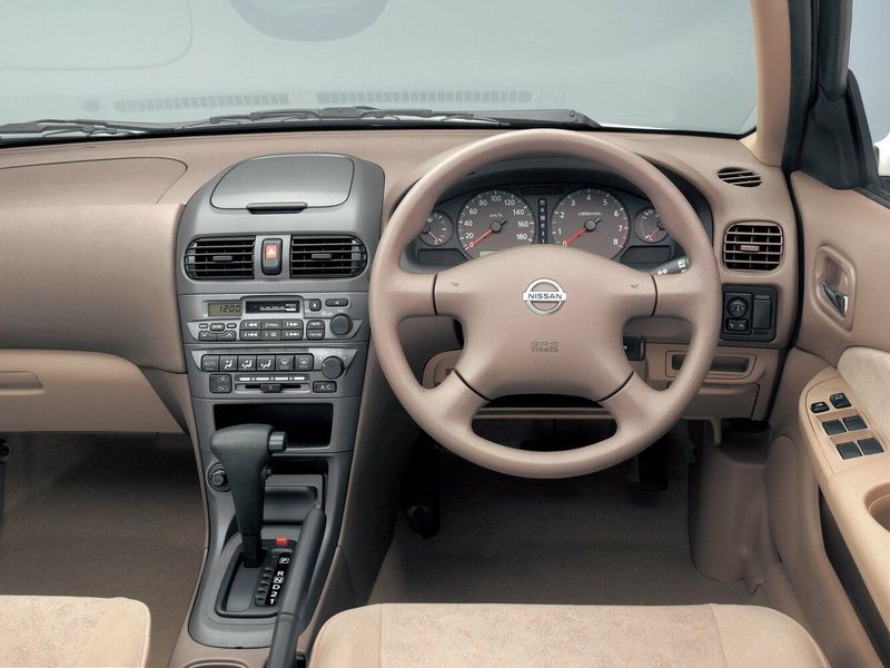 Nissan Sunny B15، سيدان — لوحة القيادة