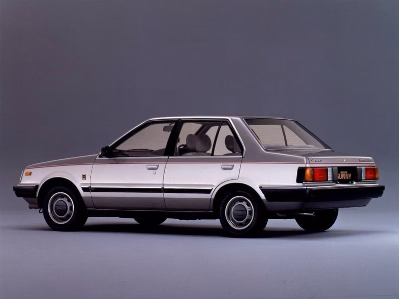 Nissan Sunny B11، سيدان — منظر خلفي أيمن