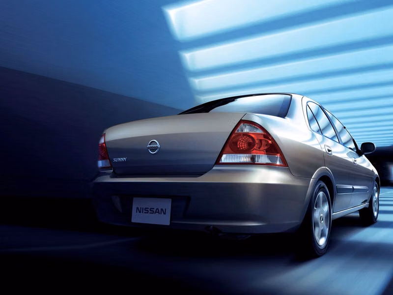 Nissan Sunny B10، سيدان — منظر خلفي أيمن