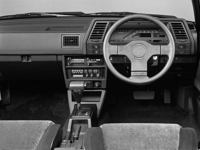 Nissan Sunny B12، كوبيه — منطقة السائق