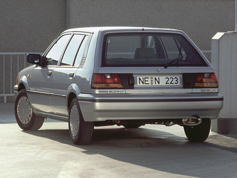 Nissan Sunny N13، هاتشباك 5 أبواب — منظر خلفي أيسر