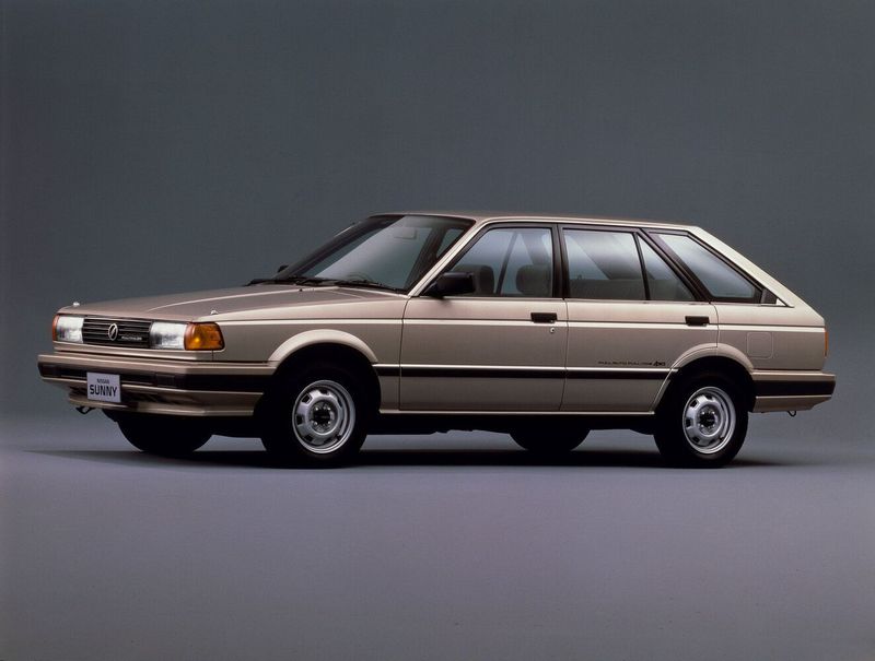 Nissan Sunny B12، واجون 5 أبواب — منظر أمامي أيسر