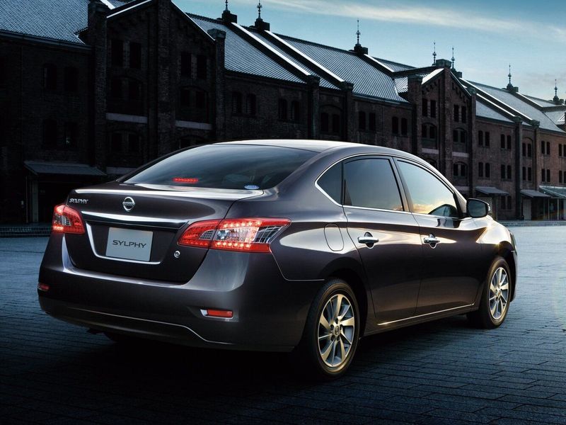 Nissan Sylphy III (B17)، سيدان — منظر خلفي بزاوية ثلاثة أرباع