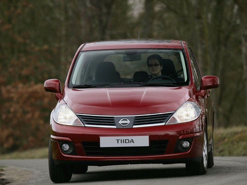 Nissan Tiida أنا فيس ليفت، هاتشباك 5 أبواب — منظر أمامي