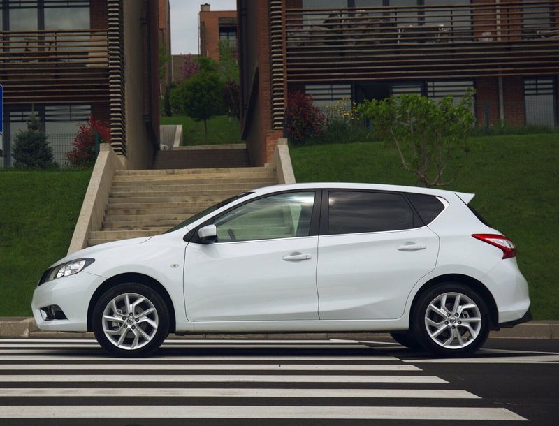 Nissan Tiida ثانياً، هاتشباك 5 أبواب — منظر من الجانب الأيسر