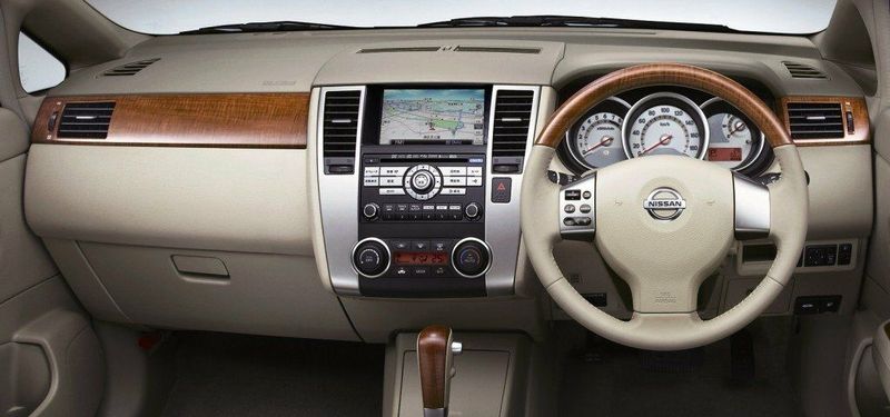 Nissan Tiida I، سيدان Latio — لوحة القيادة