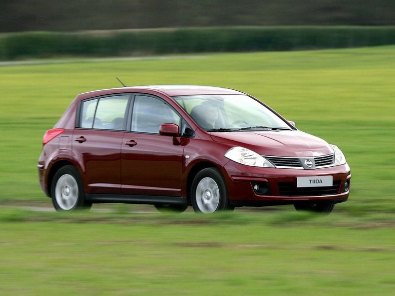 Nissan Tiida أنا فيس ليفت، هاتشباك 5 أبواب — منظر أمامي أيمن