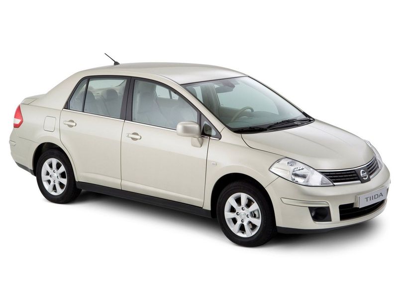 Nissan Tiida أنا فيس ليفت، سيدان — منظر أمامي أيمن