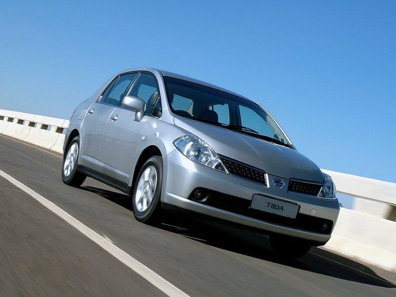 Nissan Tiida I، سيدان — منظر أمامي أيمن