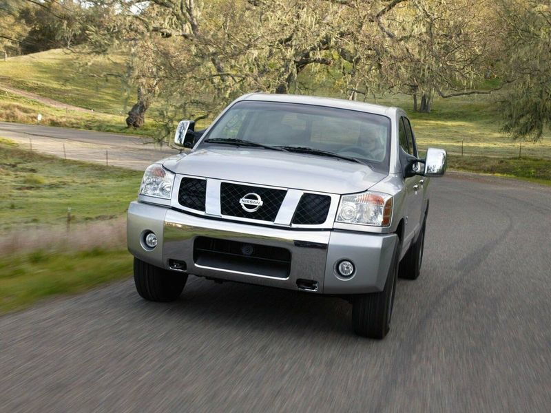 Nissan Titan I, Пикап двойная кабина — вид спереди слева