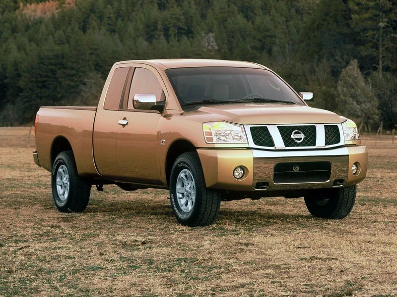 Nissan Titan I, Пикап полуторная кабина — вид спереди справа
