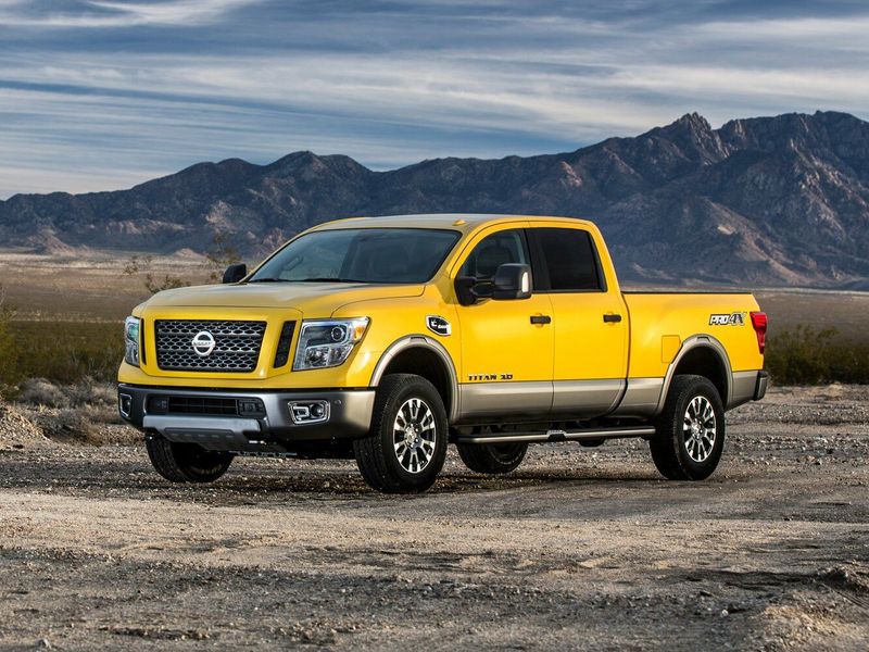 Nissan Titan II, Пикап двойная кабина — вид спереди справа