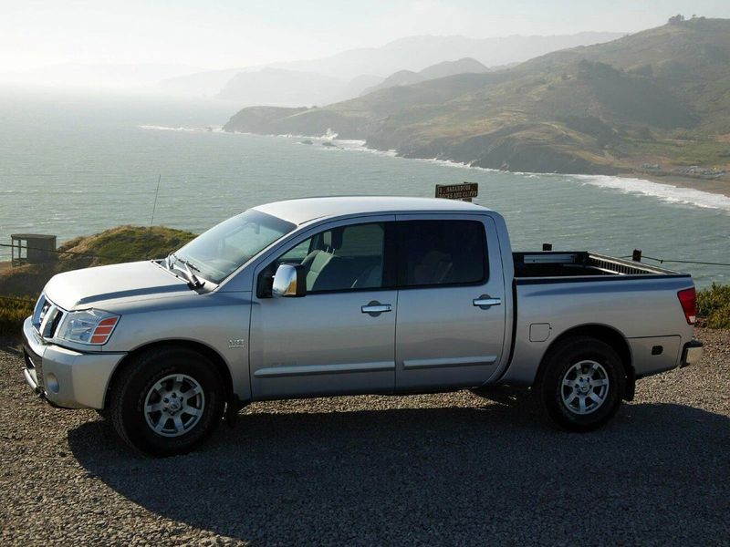 Nissan Titan I, Пикап двойная кабина — вид спереди справа