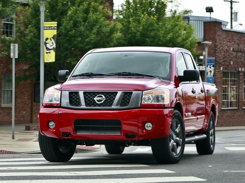 Nissan Titan I Рестайлинг, Пикап двойная кабина — вид спереди справа